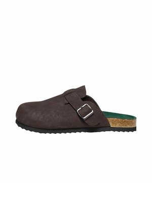 Chaussure marron en daim à enfiler avec une boucle latérale, semelle intermédiaire en liège, semelle intérieure verte et semelle extérieure en caoutchouc noir texturé, vue de côté.