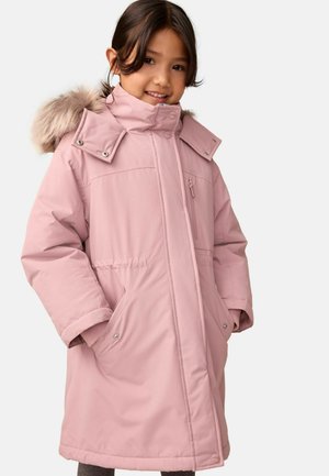 Giacca parka rosa con cappuccio foderato in pelliccia, chiusura con zip, due tasche frontali e polsini elasticizzati. Texture morbida con una finitura liscia.