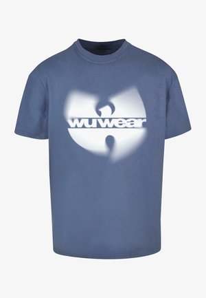 Plava pamučna majica s kratkim rukavima. Ima bijeli grafički logo na prednjoj strani, kružnog dizajna s natpisom "wu wear" i efektom izblijedjenja.