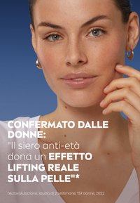 Primo piano del volto di una persona con pelle liscia e chiara. Indossa orecchini a cerchio dorati, trucco leggero e un capo bianco su uno sfondo blu.