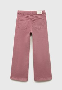 Hlače širokega kroja v nežno roza barvi, izdelane iz bombaža. Imajo dva zadnja žepa in oznako na pasu. Gladka tekstura, sproščen dizajn.