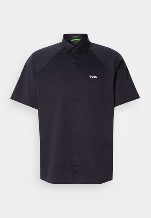 Kortärmad polo i marinblått med en knappad krage, kontrasterande raglanärmar och en liten vit BOSS-logga på bröstet.