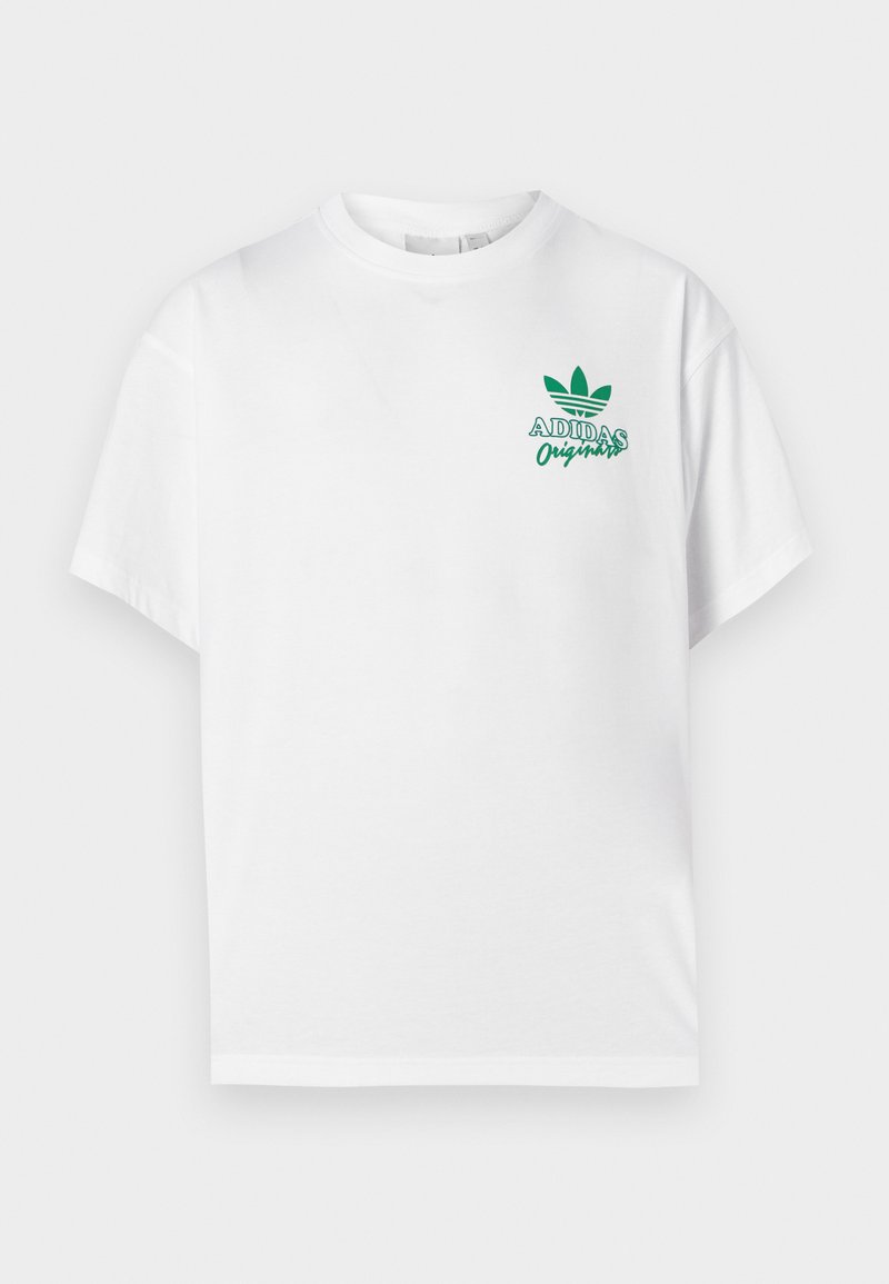 T-shirt blanc à manches courtes avec logo Adidas Originals vert et texte sur le côté gauche de la poitrine, fond uni.
