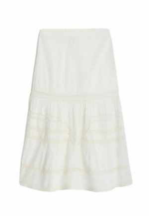 Falda blanca hasta la rodilla con tela fruncida y detalles horizontales de encaje.