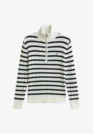 Weißer, gerippter Pullover mit schwarzen horizontalen Streifen, einem hohen Kragen und einem vorderen Reißverschluss, der bis zur Brustmitte reicht.