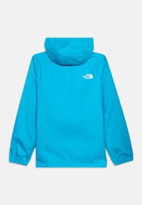 Φωτεινό μπλε αδιάβροχο μπουφάν με κουκούλα, ελαστικά μανίκια και λευκό λογότυπο «The North Face» στο πάνω μέρος της πλάτης.