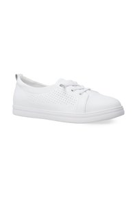 Weißer Sneaker aus glattem synthetischem Material, mit runder Spitze, flacher Sohle und durchlöchertenSeitendetails. Die Schnürsenkel sind hellgrau.