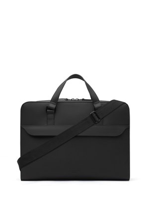 Sort rektangulær attachétaske med dobbelte håndtag, en forflap-lomme og en justerbar skulderrem over fronten, på en hvid baggrund.