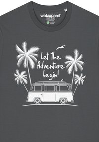 T-shirt en coton gris avec un graphique blanc illustrant un van vintage, des palmiers et le texte "Que l'aventure commence !"