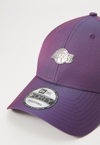 Cască ajustabilă violetă dintr-un material texturat, având un logo argintiu al echipei Los Angeles Lakers pe față și o eticheta rotundă New Era 9FORTY.