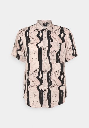 Krátký rukáv košile na knoflíky světle růžové barvy s černými abstraktními vlnkovými vzory, s náprsní kapsou a volným střihem.