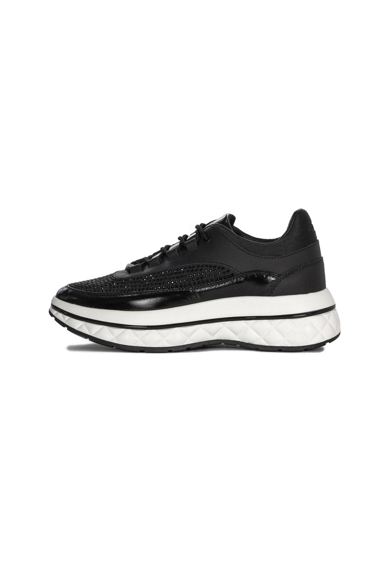 Scarpa sportiva nera con tomaia in rete e dettagli lucidi, suola intermedia spessa e testurizzata di colore bianco e suola esterna in gomma nera.