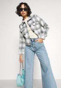 ONLY Petite ONLLOU CHECK JACKET - Casaco de verão - pumice stone