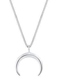 Collana con pendente in argento a forma di luna crescente, appesa a una delicata catena con superficie texturizzata e finitura lucida.