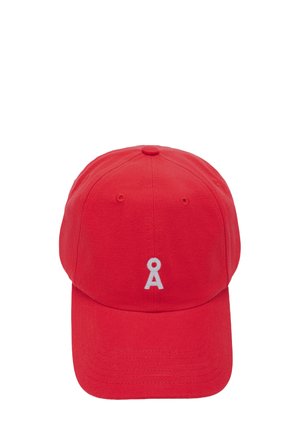 Cappellino da baseball in cotone rosso con visiera curvata, dotato di un logo ricamato bianco sulla parte frontale e fori di ventilazione sui lati.