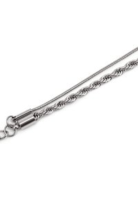 Collar de cadena metálica en tono plateado que presenta dos diseños distintos: una sección de eslabones trenzados y un cierre liso y cilíndrico.