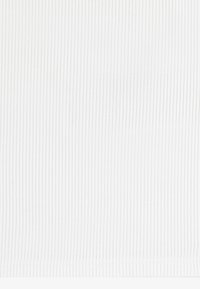 Tessuto bianco con una fine texture a coste, caratterizzato da linee verticali. Il materiale appare morbido e leggero. I bordi sono rifiniti con cura.