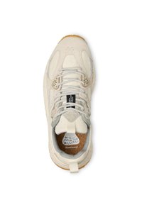 Sneaker beige e crema con tomaia in suede testurizzato, dettagli riflettenti e soletta in sughero. Presenta lacci elastici e suola in gomma.
