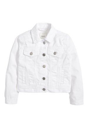 Chaqueta de mezclilla blanca con cuello tipo camisa, dos bolsillos frontales en el pecho, cierres de botones plateados y un diseño corto. Textura suave y ajuste entallado.