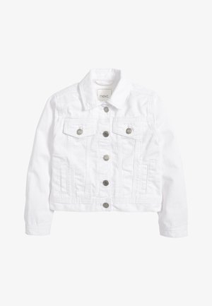 Weiße Denimjacke mit silbernen Knöpfen, zwei Brustklappentaschen, seitlichen Eingrifftaschen mit Schlitz und einem Kragen, vor weißem Hintergrund präsentiert.