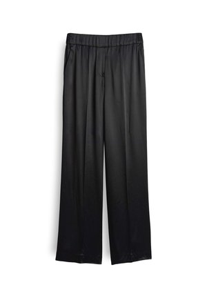 Zwarte satijnen wijde broek met elastische tailleband en zonder zichtbare sluitingen, weergegeven op een witte achtergrond.