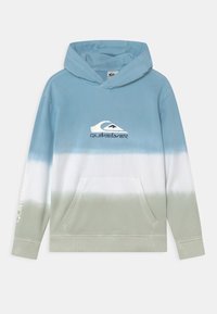 Mikina s kapucí v modré, bílé a zelené ombre gradientu. Obsahuje přední kapsu a logo Quiksilver na hrudi a rukávu. Měkká textura.