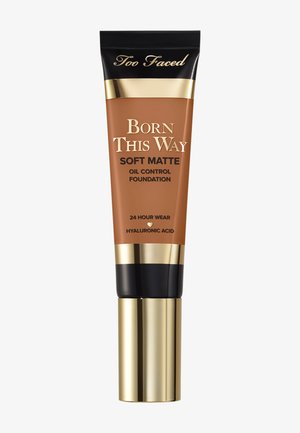 Too Faced Born This Way Soft Matte oliecontrole foundation in medium tint met gouden en zwarte dop, 24 uur houdbaar, hyaluronzuur.