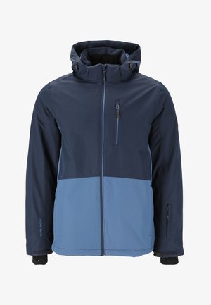 Marineblå vandtæt jakke med et lyseblåt panel, justerbar hætte, lynlås brystlomme og velcro manchetter. Velegnet til koldt vejr.