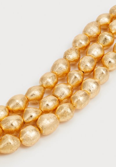 Goldfarbener Perlenhalskette mit strukturierten, unregelmäßigen ovalen Perlen, die mit einer glänzenden Oberfläche und einem verknüpften Design versehen ist.