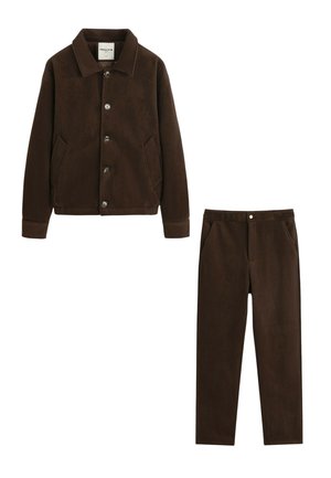 Veste marron avec col, équipée de boutons-pression et poches latérales, associée à un pantalon marron assorti à coupe fuselée, tous deux en tissu doux.