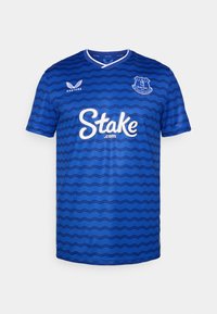 Plavi nogometni dres sa uzorkom u cik-cak, kratkim rukavima, V-izrezom, s logotipom 'Stake.com' i grbom Everton kluba. Izrađen od prozračnog materijala.