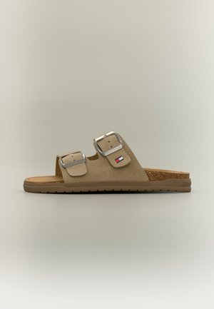 Μπεζ σουέτ σανδάλι slides με δύο ρυθμιζόμενες ασημί αγκράφες και πάτο από φελλό, με μικρό λογότυπο Tommy Hilfiger στον ιμάντα.