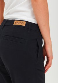 Oxmo OXPILAR CASUAL FIT - Chino kalhoty - black