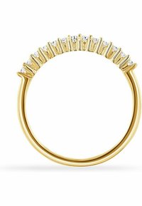Anello d'oro con una fascia liscia, caratterizzato da una fila di piccole pietre trasparenti e scintillanti incastonate in un design affusolato lungo il bordo superiore.