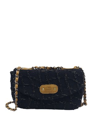 Sac d'épaule en tissu noir texturé avec une bandoulière en chaîne en cuir marron clair et une étiquette en cuir marron clair embossée de "mila louise PARIS" sur le devant.