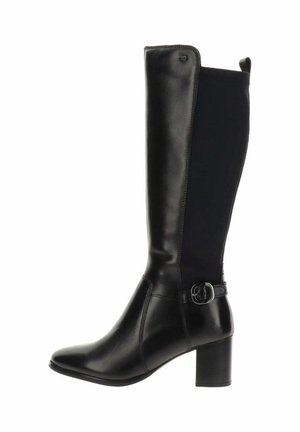 Bota negra de cuero hasta media pantorrilla con tacón bajo en bloque, puntera redondeada, detalle de hebilla lateral y panel trasero elástico para un ajuste elástico.