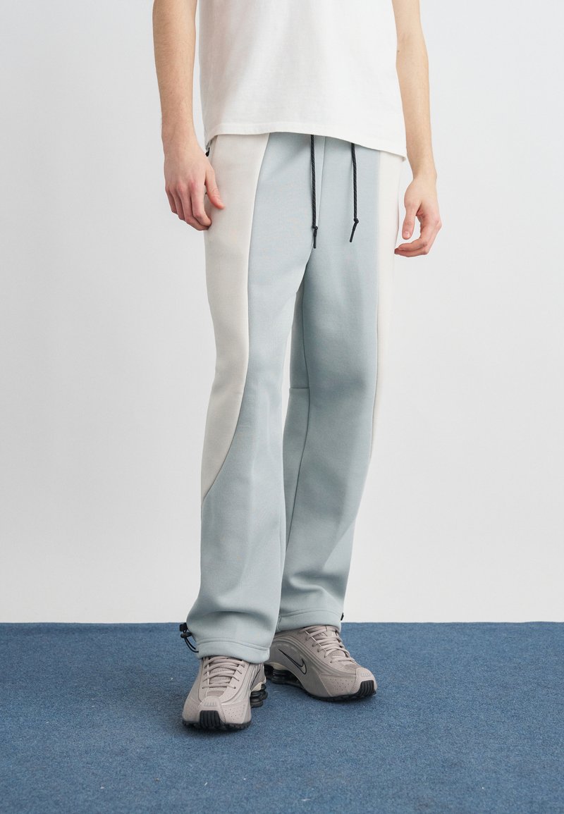 Nike Sportswear M NK TECH FLC PRO CB OH PANT - Teplákové kalhoty - light pumice/light bone/black