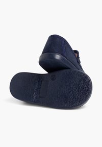 Marineblaue Freizeitschuhe mit einem Obermaterial aus Wildleder, runder Zehenform und einer strukturierten Gummisohle. Mit tonal abgesteppten Nähten und einem schlupfbaren Design.