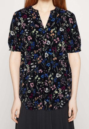 Blusa de manga corta con estampado floral sobre fondo negro, con flores de múltiples colores en diferentes tonalidades y un diseño de escote en V. Tejido ligero.