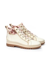 Botas de senderismo de cuero blanco con un cuello de estampado de leopardo texturizado en rosa y marrón, con cordones redondos y una suela de goma duradera.