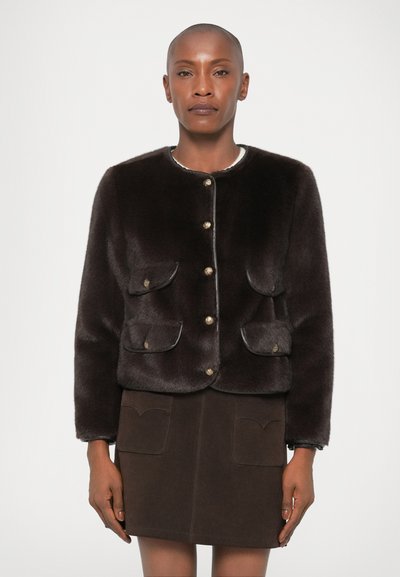 Veste en fausse fourrure marron avec un col rond, fermeture à boutons dorés et deux poches à l'avant ; assortie à une jupe en daim marron.