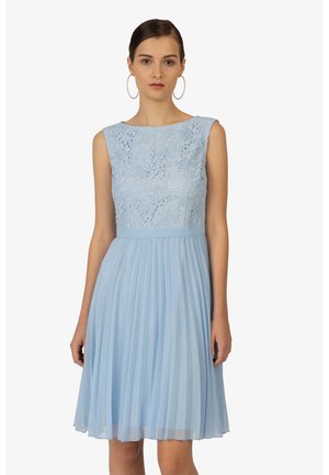 Abito azzurro chiaro con corpetto in pizzo e gonna plissettata. Design senza maniche, con un motivo floreale testurizzato nella parte superiore.