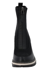 Botín negro hasta el tobillo con una parte inferior de cuero liso y una parte superior de tela, con cremallera lateral y una suela texturizada.