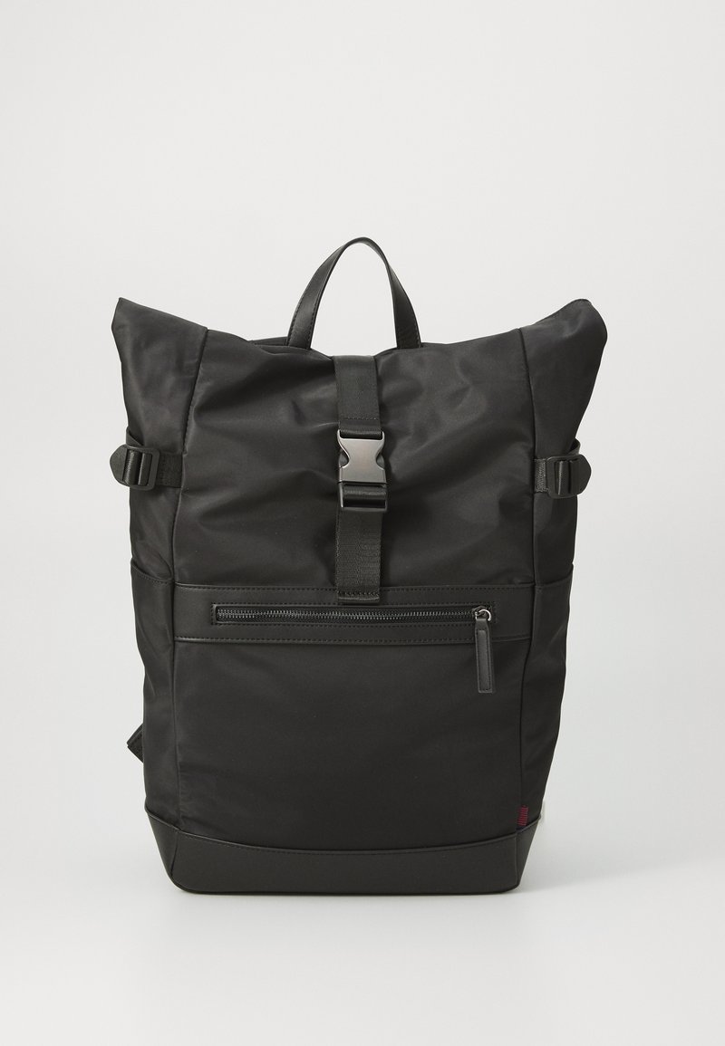 Zaino nero realizzato in nylon resistente, con una parte superiore pieghevole, spallacci regolabili, tasca frontale con zip e accenti dalla superficie liscia.