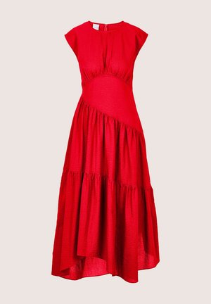 Rode midi-jurk van gestructureerde stof, met korte kapmouwen, een nauwsluitend lijfje en een geplooide rok met een gebogen naaddetail.