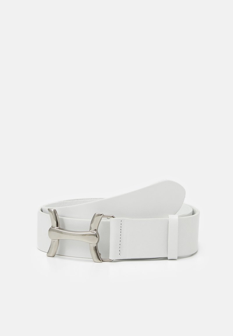 Ceinture en cuir blanc roulée avec une boucle en métal argenté en forme d'un H stylisé sur un fond uni clair.