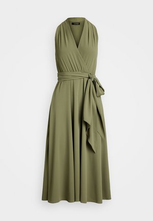 Oliven grønn omslagskjole laget av mykt stoff, med dyp V-hals, rynket midje og et belte som knytes i midjen med en flytende skjørt.