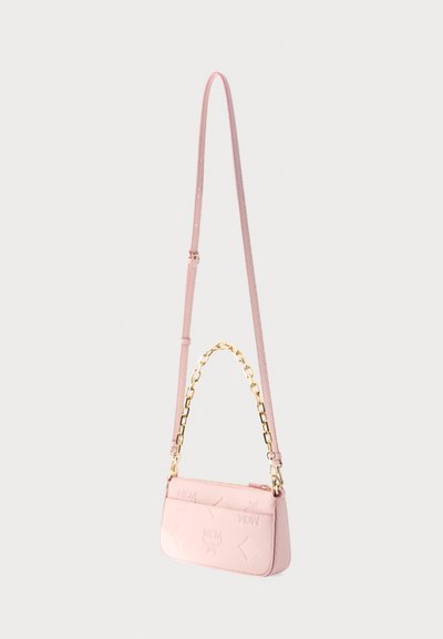 Ροζ δερμάτινη τσάντα ώμου με ρυθμιζόμενο ιμάντα και χρυσή αλυσίδα χειρολαβής, με ανάγλυφα λογότυπα MCM και γεωμετρικά σχήματα.
