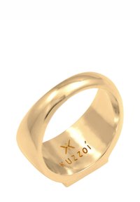 Ring i guldfarvet metal med en glat, rundet bånd, der har en børstet finish og graveret "Kuzzoi" logo på den indvendige overflade.