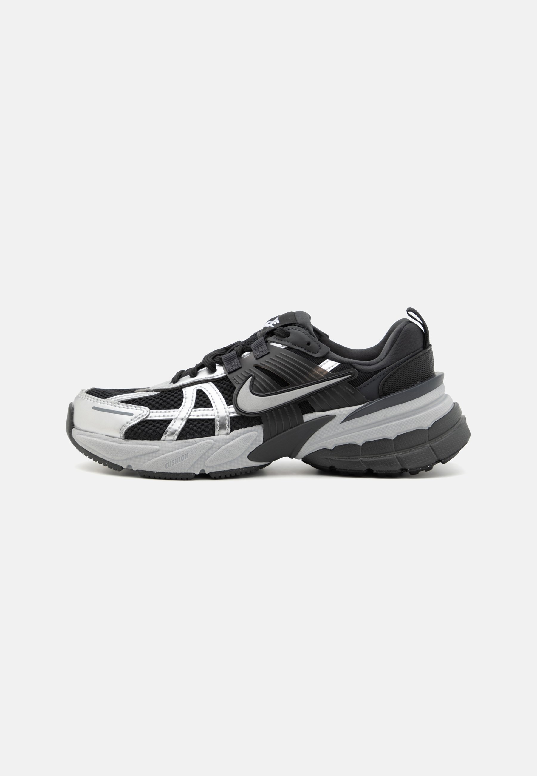 Nike Sportswear V2K RUN - Trainers - black/metallic silver 